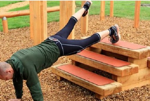 Fitness trappe til udendørs træning af forskellige muskelgrupper og andre sjove ting.
