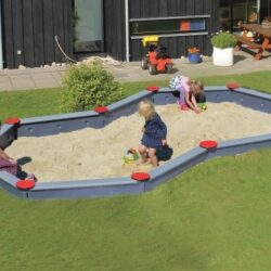 8 tals sandkasse med 10 kanter. her er der mulighed for at flere børn kan lege sammen på samme tid, uden at genere hinanden.